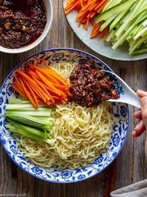  Taiyuan Zha Jiang Mian – En Rökig Konfetti Explosion av Smaker Med Kraftig Umami-Kick!