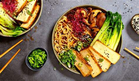  Hakata Ramen: En Kreativ Fusion av Rik Umami och Svävande Nudlar