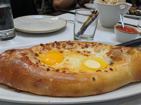  Khachapuri Adjaruli - En Smakrik Och Smältande Ostexplosion Från Yalta!