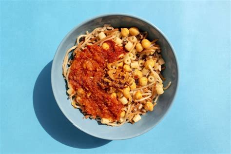  Koshari – En Kreativ Sammansättning av Smak och Textur i Jordans Kulinära Scen