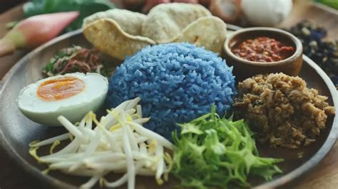  Nasi Kerabu! En Fusion av Sfriska Aromer och Exquisita Texturer som Tar Dig Till Johor Bahru